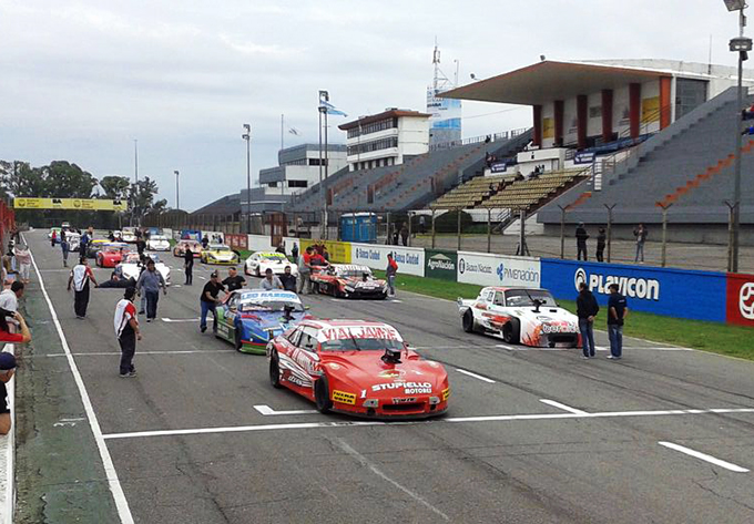 Martin Cornet liderando la grilla de partida de la final de la Clase B bajo la conducción de la Chevy campeona 2015.